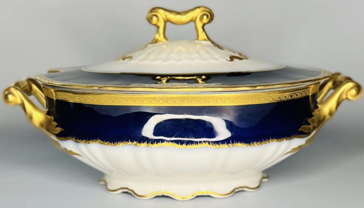 Soupière ancienne en Porcelaine de Limoges blanche avec large bande bleu nuit et finitions dorées, présentée de face sur fond clair dans un style raffiné inspiré des arts de la table français.