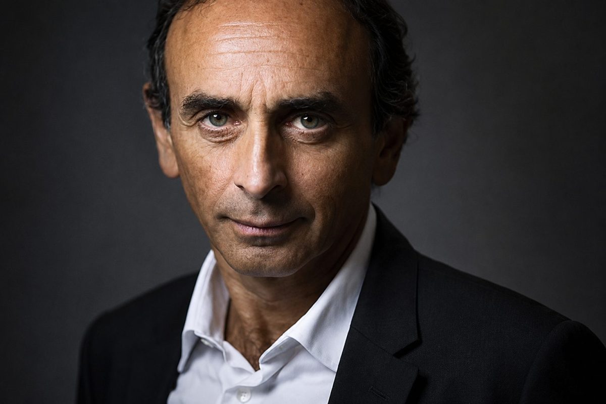 Portrait d’Éric Zemmour en studio avant son retour sur CNews pour une émission politique très attendue en prime time en mai 2026.