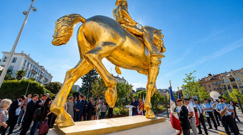 Grande statue dorée de Jeanne d’Arc à cheval installée à Nice lors d’une cérémonie officielle en présence d’élus, de policiers municipaux et d’habitants, sous un ciel bleu lumineux dans le quartier de la Libération.