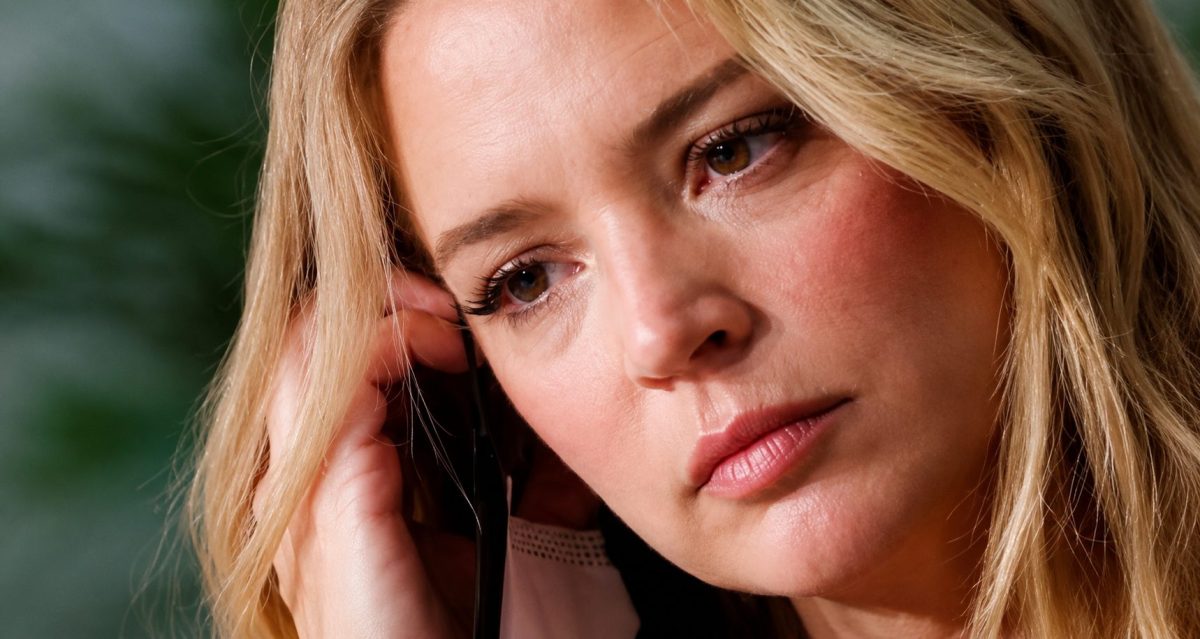 Portrait serré de Virginie Efira avec un regard grave et pensif, téléphone contre l’oreille, dans une ambiance intime rappelant les confidences sur son humiliation vécue au Festival de Cannes.