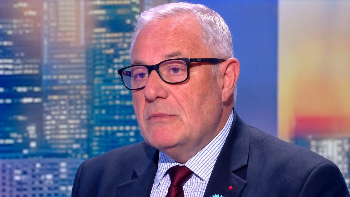 Portrait de Bruno Clermont sur un plateau de télévision lors d’une intervention consacrée aux questions de défense et de géopolitique. Le général français apparaît en costume sombre et lunettes, dans un studio d’information, au cœur de la polémique liée à son éviction de CNews après quatre années de présence régulière à l’antenne.