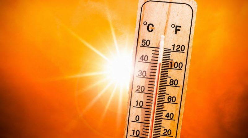 Thermomètre affichant une température très élevée sous un soleil éclatant dans un ciel orange, illustrant la canicule, les fortes chaleurs et les températures extrêmes en France.