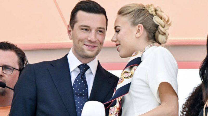 Jordan Bardella échange un sourire avec la princesse Maria Carolina de Bourbon des Deux-Siciles lors d'un événement public. Leur relation, très médiatisée, alimente une polémique sur le supposé train de vie du président du Rassemblement national.