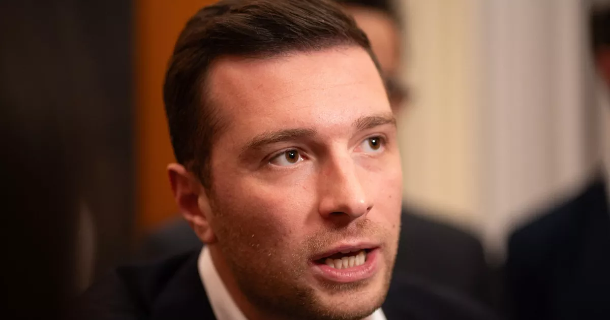 Portrait de Jordan Bardella lors d'une prise de parole publique. Le président du Rassemblement national est au centre d'une polémique concernant son supposé train de vie depuis l'officialisation de sa relation avec la princesse Maria Carolina de Bourbon des Deux-Siciles.