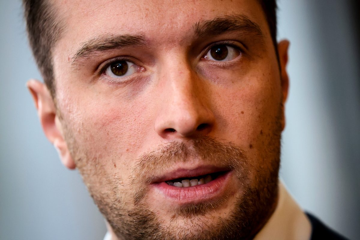 Gros plan sur Jordan Bardella lors d'une intervention publique. Le président du Rassemblement national est au cœur d'une polémique liée à son supposé train de vie depuis l'officialisation de sa relation avec la princesse Maria Carolina de Bourbon des Deux-Siciles.
