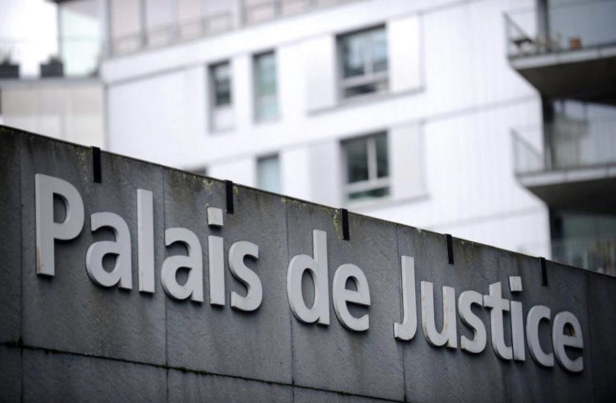 Façade d’un palais de justice moderne avec une grande inscription visible au premier plan, symbole d’une décision judiciaire rendue dans une affaire de légitime défense, de cambriolage et de condamnation pénale ayant suscité un important débat public en France.