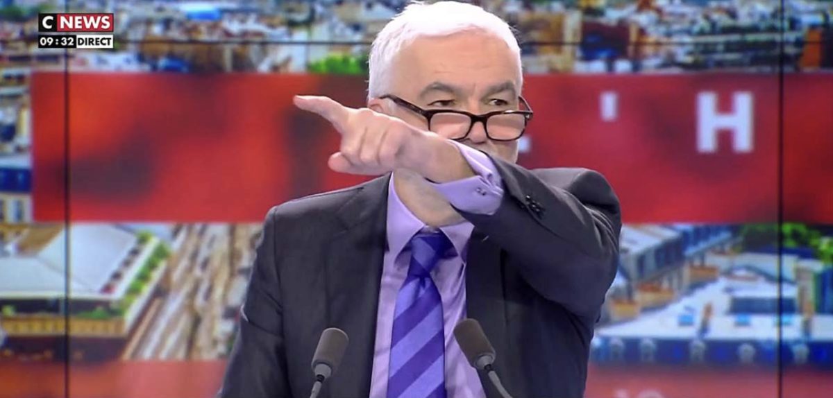Pascal Praud pointe du doigt un intervenant hors champ lors d’un débat télévisé en direct sur CNews. Le journaliste apparaît visiblement agacé au cours d’un échange tendu devenu très commenté, dans une séquence marquée par une vive confrontation autour de sujets de société et de médias.