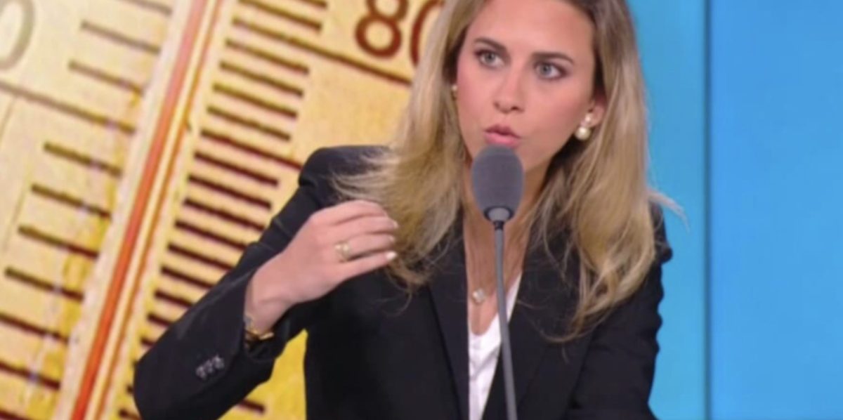 Sarah Saldmann en pleine intervention sur un plateau de télévision lors d’un débat animé. L’avocate s’exprime face à un micro avec une gestuelle appuyée et un regard déterminé, dans une séquence médiatique qui a provoqué une vive polémique et de nombreuses réactions sur les réseaux sociaux après un échange tendu avec Pascal Praud sur CNews.
