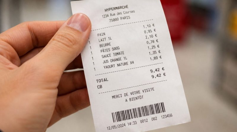 Une main tenant un ticket de caisse en gros plan dans un magasin, avec les détails du reçu parfaitement visibles. Cette image illustre une affaire controversée impliquant une salariée accusée de vol après avoir récupéré un ticket de caisse abandonné, symbole des tensions et des procédures disciplinaires dans la grande distribution.