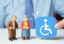 Illustration représentant deux personnes âgées aux côtés d'un pictogramme de fauteuil roulant, symbolisant la pension d'invalidité et le passage à la retraite en France. Cette image illustre les règles concernant le maintien de la pension d'invalidité, son remplacement par la retraite pour inaptitude, l'âge légal de départ à la retraite, les droits des bénéficiaires, l'Assurance Maladie et les conséquences sur le montant de la pension et du pouvoir d'achat.