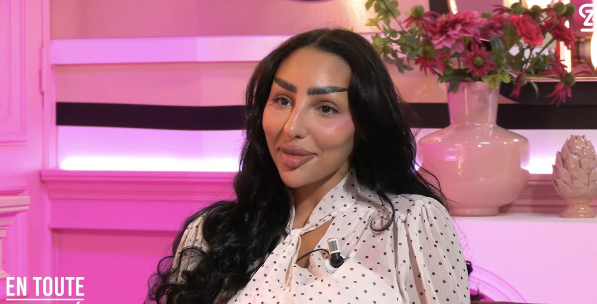 Basmala témoignant dans l’émission de Sam Zirah après avoir affirmé que ses sourcils lui avaient coûté son emploi dans le luxe à Dubaï.