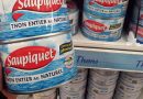 Des boîtes de thon Saupiquet exposées dans le rayon d'un supermarché. Les spécialistes recommandent de ne plus verser l'huile des conserves de thon dans l'évier afin d'éviter les bouchons dans les canalisations et la formation de graisses dans les égouts.