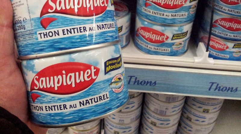 Des boîtes de thon Saupiquet exposées dans le rayon d'un supermarché. Les spécialistes recommandent de ne plus verser l'huile des conserves de thon dans l'évier afin d'éviter les bouchons dans les canalisations et la formation de graisses dans les égouts.