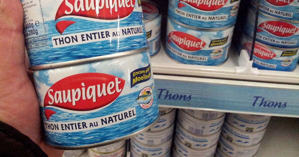 Des boîtes de thon Saupiquet exposées dans le rayon d'un supermarché. Les spécialistes recommandent de ne plus verser l'huile des conserves de thon dans l'évier afin d'éviter les bouchons dans les canalisations et la formation de graisses dans les égouts.