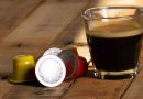 Capsules de café compatibles Nespresso posées à côté d'un expresso dans un verre, illustration d'un comparatif réalisé par 60 Millions de consommateurs sur les meilleures et les moins bonnes capsules de café vendues en supermarché selon leur composition, la présence de pesticides, d'hydrocarbures aromatiques polycycliques (HAP), d'acrylamide et d'autres contaminants.