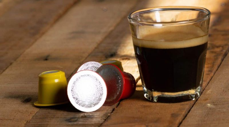 Capsules de café compatibles Nespresso posées à côté d'un expresso dans un verre, illustration d'un comparatif réalisé par 60 Millions de consommateurs sur les meilleures et les moins bonnes capsules de café vendues en supermarché selon leur composition, la présence de pesticides, d'hydrocarbures aromatiques polycycliques (HAP), d'acrylamide et d'autres contaminants.