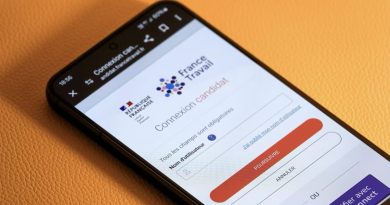 Écran de connexion à France Travail affiché sur un smartphone pour déclarer ses vacances et son absence tout en percevant ses allocations chômage.