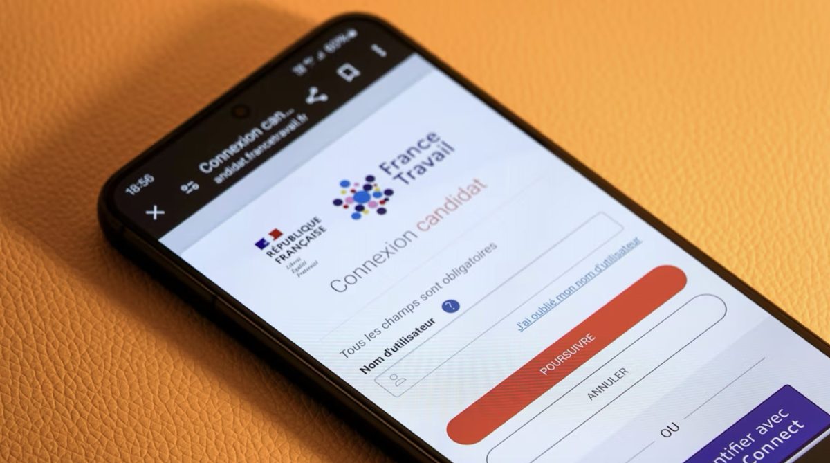 Écran de connexion à France Travail affiché sur un smartphone pour déclarer ses vacances et son absence tout en percevant ses allocations chômage.