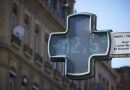 Croix verte de pharmacie affichant une température de 42,5 °C en pleine canicule en France, illustrant les fortes chaleurs, les risques pour la santé des personnes âgées et les conséquences des vagues de chaleur extrêmes.