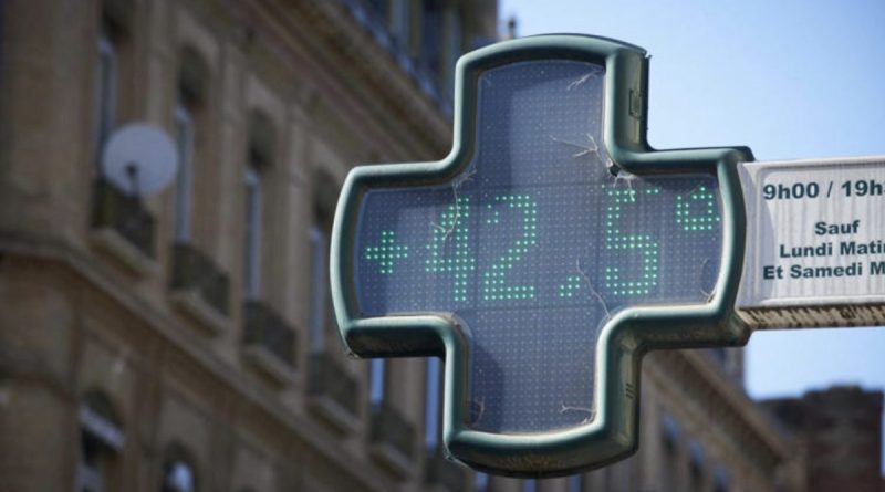 Croix verte de pharmacie affichant une température de 42,5 °C en pleine canicule en France, illustrant les fortes chaleurs, les risques pour la santé des personnes âgées et les conséquences des vagues de chaleur extrêmes.
