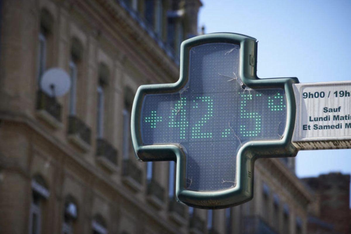 Croix verte de pharmacie affichant une température de 42,5 °C en pleine canicule en France, illustrant les fortes chaleurs, les risques pour la santé des personnes âgées et les conséquences des vagues de chaleur extrêmes.