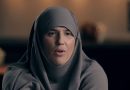 Diam’s, de son vrai nom Mélanie Georgiades, portant un voile gris lors d’une interview consacrée à sa conversion à l’islam, à son retrait du rap français et à sa nouvelle vie loin des projecteurs.