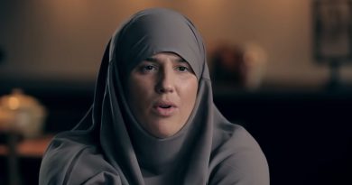 Diam’s, de son vrai nom Mélanie Georgiades, portant un voile gris lors d’une interview consacrée à sa conversion à l’islam, à son retrait du rap français et à sa nouvelle vie loin des projecteurs.