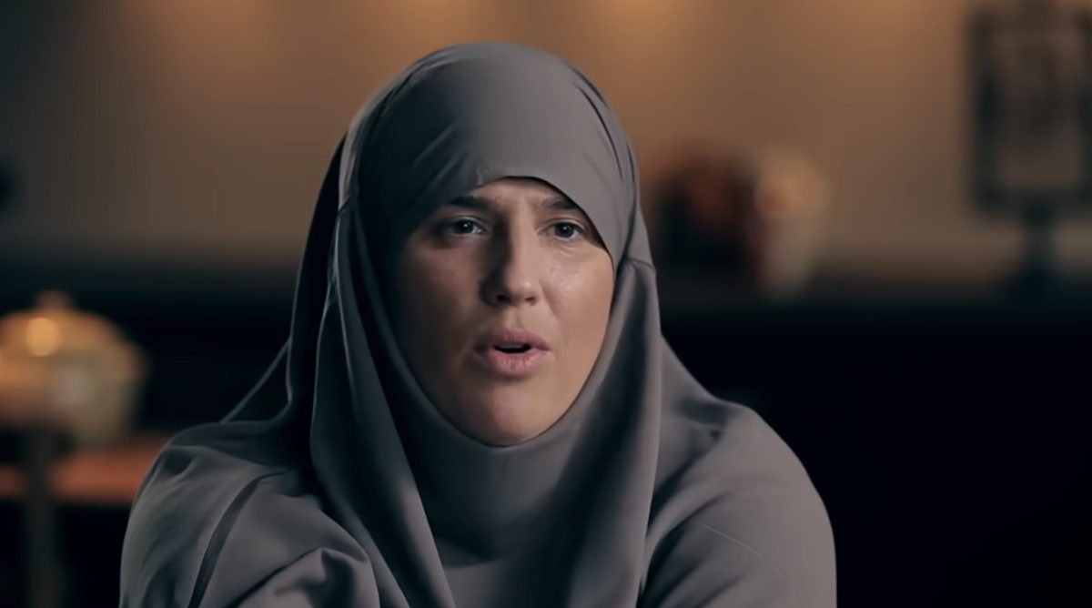 Diam’s, de son vrai nom Mélanie Georgiades, portant un voile gris lors d’une interview consacrée à sa conversion à l’islam, à son retrait du rap français et à sa nouvelle vie loin des projecteurs.