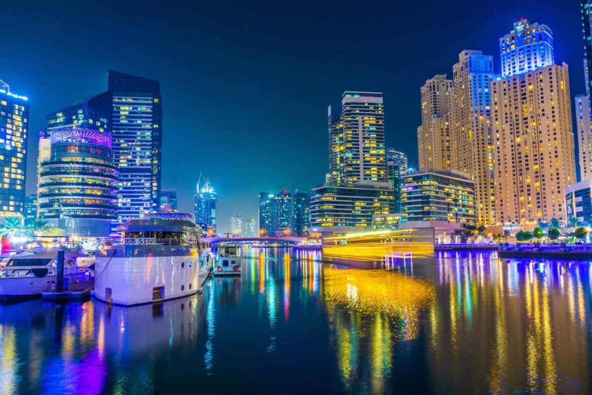 Vue nocturne de la marina de Dubaï illuminée, illustrant l’offre de plus de 700 euros d’avantages lancée pour faire revenir les touristes.