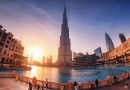 Vue du Burj Khalifa à Dubaï au coucher du soleil, illustrant l’offre de plus de 700 euros d’avantages destinée à relancer le tourisme.