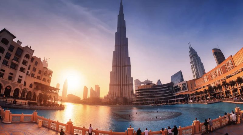 Vue du Burj Khalifa à Dubaï au coucher du soleil, illustrant l’offre de plus de 700 euros d’avantages destinée à relancer le tourisme.