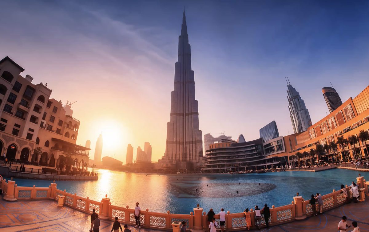 Vue du Burj Khalifa à Dubaï au coucher du soleil, illustrant l’offre de plus de 700 euros d’avantages destinée à relancer le tourisme.