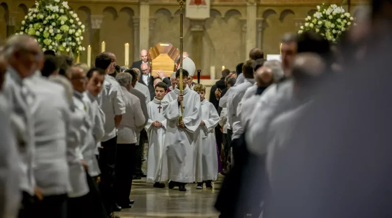 Vue de fidèles, d'enfants de chœur et de membres du clergé dans une église catholique, image d'illustration de l'affaire du curé de Haute-Loire accusé d'avoir détourné plusieurs milliers d'euros issus des quêtes avant son départ pour Madagascar.