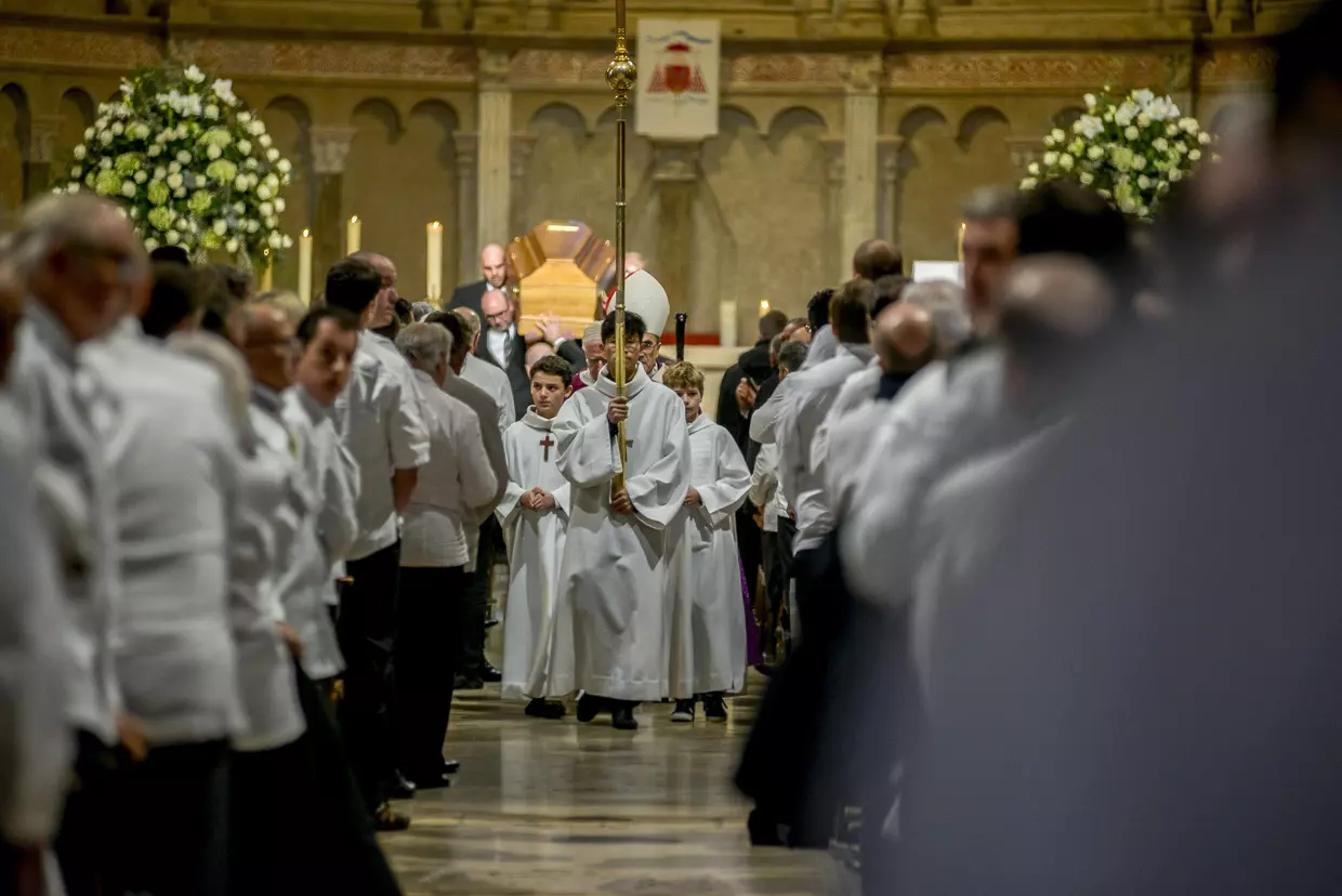 Vue de fidèles, d'enfants de chœur et de membres du clergé dans une église catholique, image d'illustration de l'affaire du curé de Haute-Loire accusé d'avoir détourné plusieurs milliers d'euros issus des quêtes avant son départ pour Madagascar.