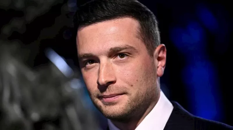 Portrait de Jordan Bardella illustrant un article d'enquête consacré aux accusations portant sur des documents attribués à son activité passée d'assistant parlementaire européen et aux procédures judiciaires liées à cette affaire.