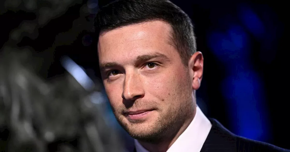 Portrait de Jordan Bardella illustrant un article d'enquête consacré aux accusations portant sur des documents attribués à son activité passée d'assistant parlementaire européen et aux procédures judiciaires liées à cette affaire.
