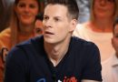 Matthieu Delormeau sur un plateau de télévision, l’ancien chroniqueur se confiant sur son addiction à la drogue, son sevrage et sa reconstruction.