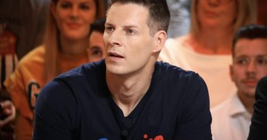 Matthieu Delormeau sur un plateau de télévision, l’ancien chroniqueur se confiant sur son addiction à la drogue, son sevrage et sa reconstruction.