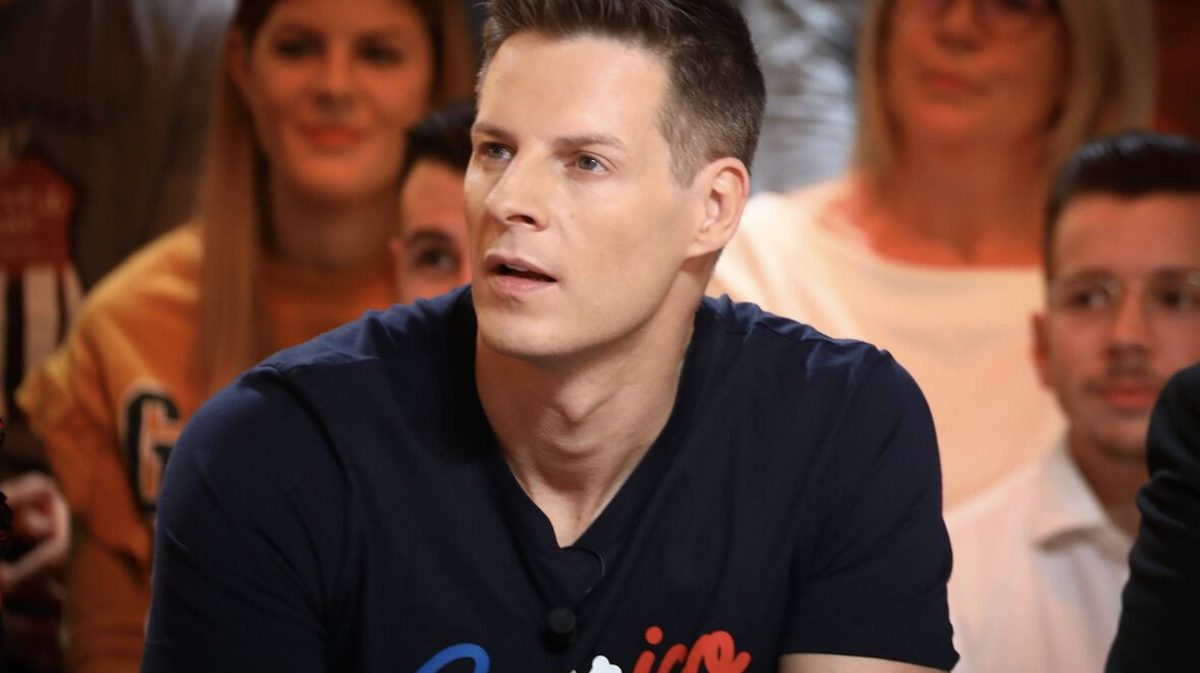 Matthieu Delormeau sur un plateau de télévision, l’ancien chroniqueur se confiant sur son addiction à la drogue, son sevrage et sa reconstruction.
