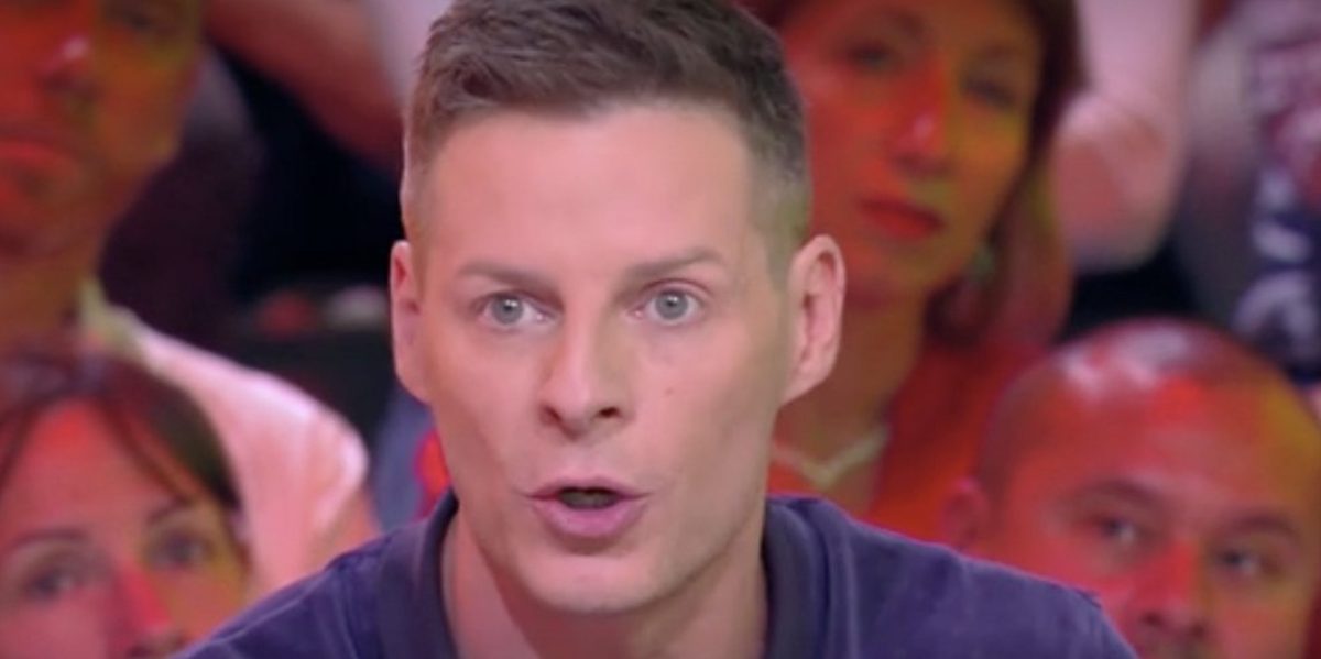 Gros plan de Matthieu Delormeau prenant la parole sur un plateau de télévision, avant ses révélations sur son addiction à la drogue et son sevrage.