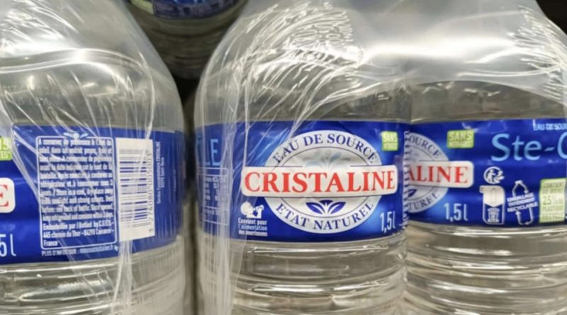 Packs de bouteilles d'eau Cristaline emballés dans un film plastique transparent, illustrant le débat autour du règlement européen PPWR et de la réduction des emballages plastiques à usage unique à partir de 2026.