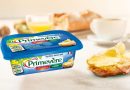 Barquette de Primevère Cardio Tartine Demi-Sel à côté d’une tranche de pain tartinée, matière grasse végétale riche en oméga-3, 6 et 9 présentée comme aidant à réduire le cholestérol.