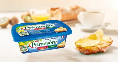 Barquette de Primevère Cardio Tartine Demi-Sel à côté d’une tranche de pain tartinée, matière grasse végétale riche en oméga-3, 6 et 9 présentée comme aidant à réduire le cholestérol.