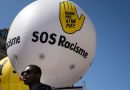 Ballon géant de SOS Racisme portant le slogan « Touche pas à mon pote », lors d’un rassemblement contre les discriminations raciales.