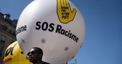 Ballon géant de SOS Racisme portant le slogan « Touche pas à mon pote », lors d’un rassemblement contre les discriminations raciales.