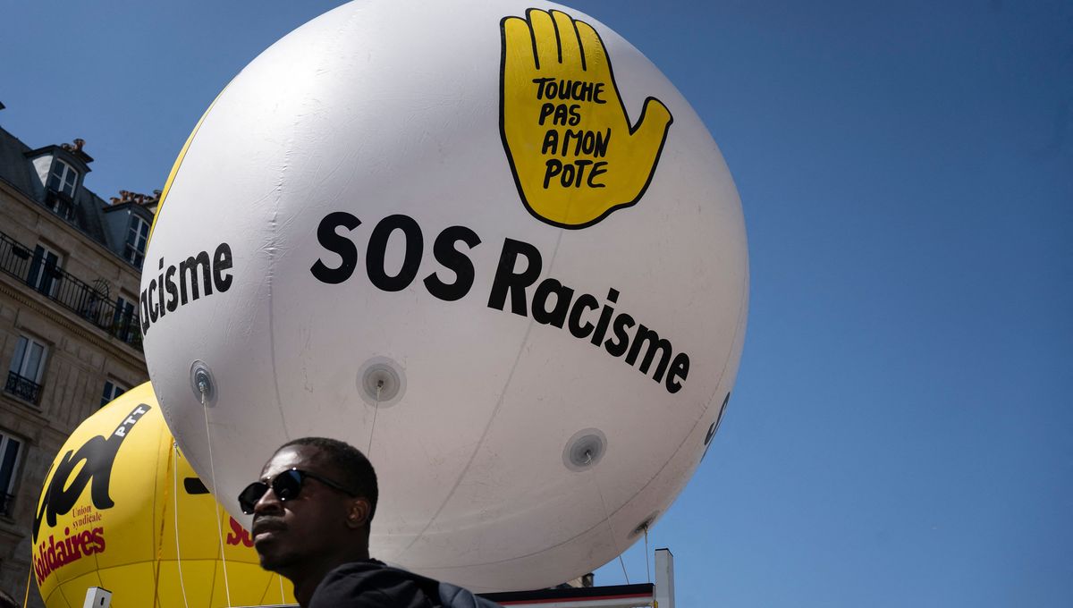 Ballon géant de SOS Racisme portant le slogan « Touche pas à mon pote », lors d’un rassemblement contre les discriminations raciales.