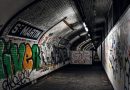 Vue des quais de la station fantôme Saint-Martin, station fermée du métro de Paris depuis 1939. Ce métro abandonné, situé entre Strasbourg-Saint-Denis et République sur les lignes 8 et 9, est recouvert de graffitis et reste visible quelques secondes depuis les rames qui traversent encore cette station fantôme emblématique du métro parisien.