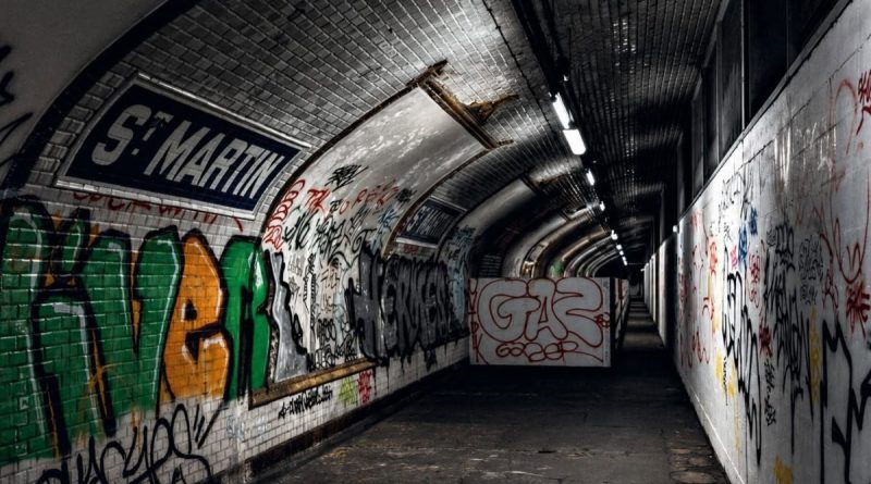 Vue des quais de la station fantôme Saint-Martin, station fermée du métro de Paris depuis 1939. Ce métro abandonné, situé entre Strasbourg-Saint-Denis et République sur les lignes 8 et 9, est recouvert de graffitis et reste visible quelques secondes depuis les rames qui traversent encore cette station fantôme emblématique du métro parisien.