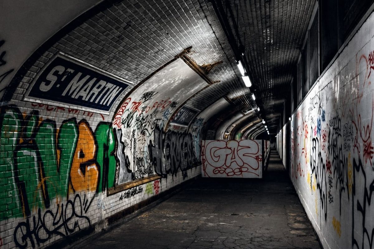 Vue des quais de la station fantôme Saint-Martin, station fermée du métro de Paris depuis 1939. Ce métro abandonné, situé entre Strasbourg-Saint-Denis et République sur les lignes 8 et 9, est recouvert de graffitis et reste visible quelques secondes depuis les rames qui traversent encore cette station fantôme emblématique du métro parisien.
