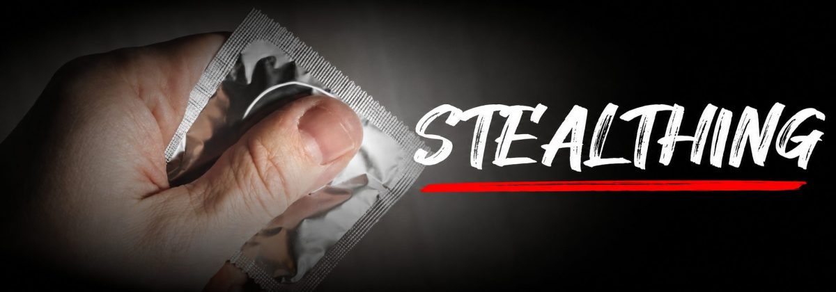 Main tenant un emballage de préservatif pour illustrer le stealthing, qui consiste à retirer une protection pendant un rapport sexuel sans le consentement du partenaire.